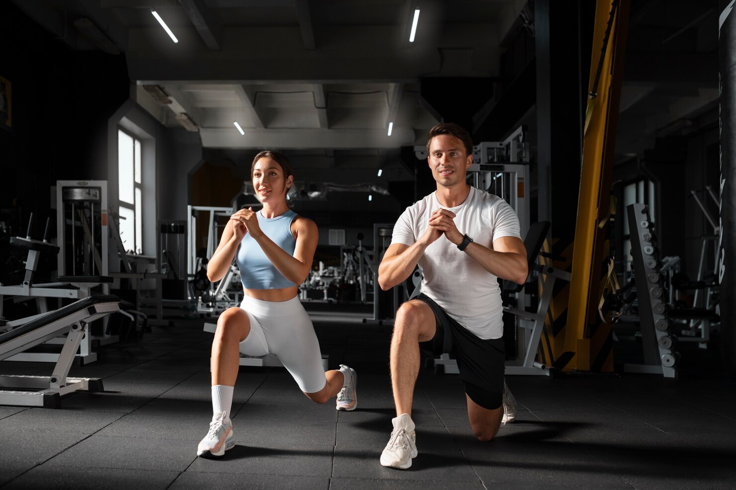 femme-portion-homme-gymnase_23-2149627073